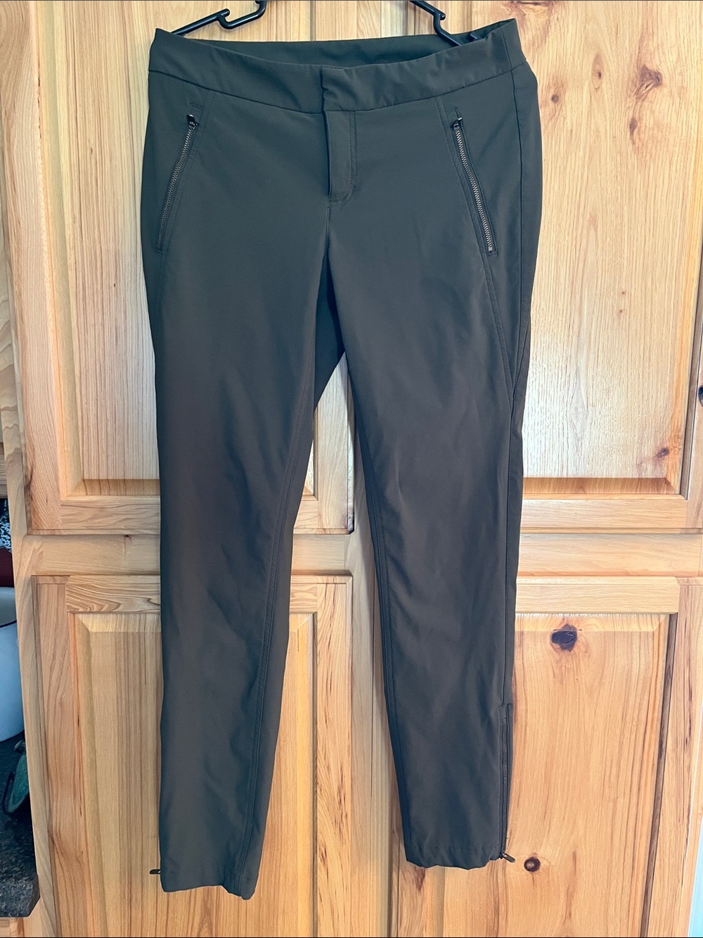 Athleta Wander Stash Skinny Pants, size 8 - EUC. Peat Green.